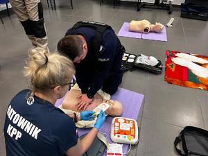 policjanci i pracownicy cywilni szkolą się z pierwszej pomocy