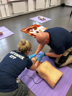 policjanci i pracownicy cywilni szkolą się z pierwszej pomocy