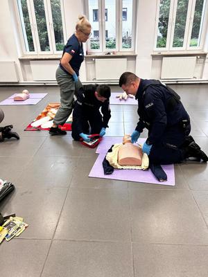 policjanci i pracownicy cywilni szkolą się z pierwszej pomocy