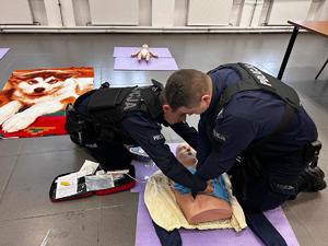 policjanci i pracownicy cywilni szkolą się z pierwszej pomocy