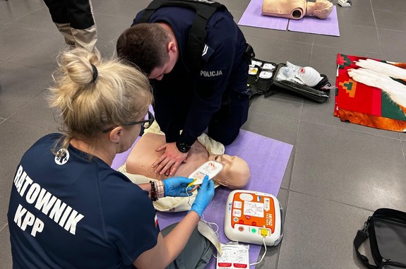 policjant ćwiczy udzielanie pierwszej pomocy