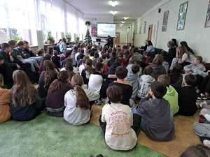 dzieci na spotkaniu z policjantem