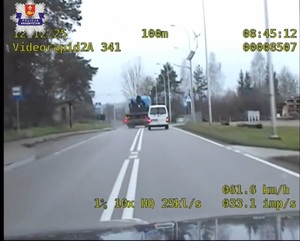 Wyprzedzanie na przejściu dla pieszych. Widok z wideorejestratora.