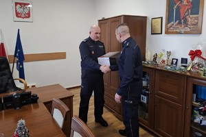 wiceprzewodniczący związków zawodowych wręcza urządzenie AED Komendantowi