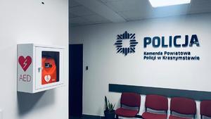 urządzenie AED w poczekalni Komendy Powiatowej Policji w Krasnymstawie