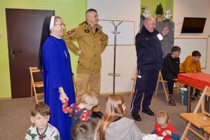 służby mundurowe z wizytą w domu dziecka
