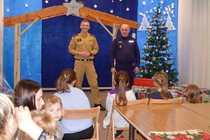 służby mundurowe z wizytą w domu dziecka