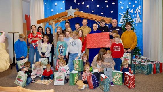 służby mundurowe z wizytą w domu dziecka