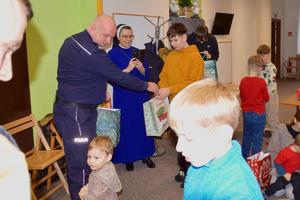 służby mundurowe z wizytą w domu dziecka