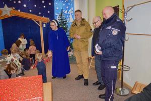 służby mundurowe z wizytą w domu dziecka