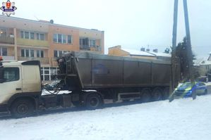 samochód ciężarowy i radiowóz na drodze