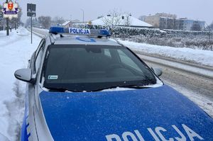 radiowóz przy ośnieżonej drodze