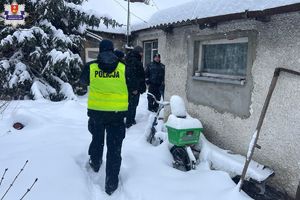 policjant ze strażnikiem miejskim i pracownikami MOPS