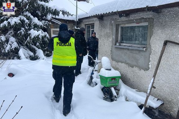 policjant ze strażnikiem miejskim i pracownikami MOPS