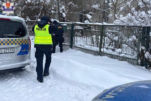 policjant ze strażnikiem miejskim i pracownikami MOPS