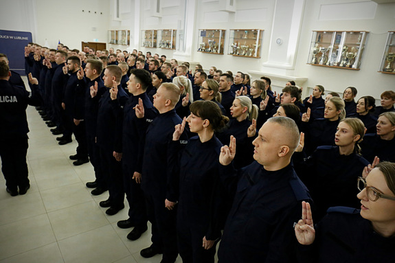 Policjanci w trakcie ślubowania