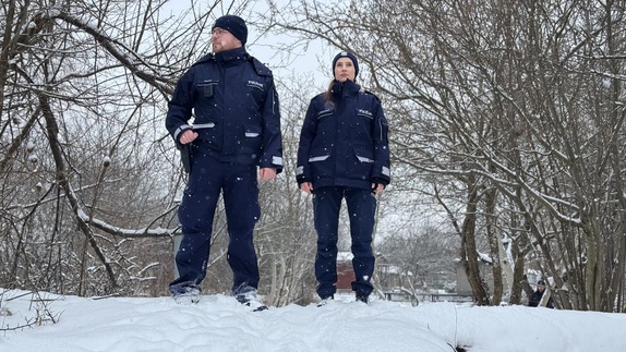 Policjanci patrolują ogródki działkowe.