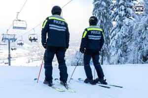 policjanci na nartach