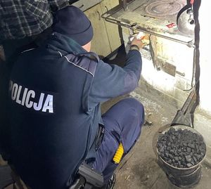 dzielnicowy w domu potrzebującego pomocy