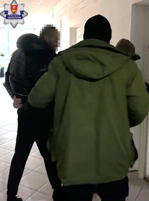 zatrzymany z policjantami