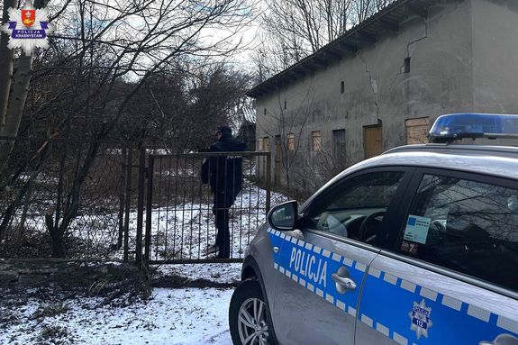 policjant kontroluje pustostan