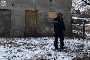 policjant kontroluje pustostan