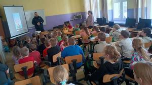 dzieci na spotkaniu z policjantem