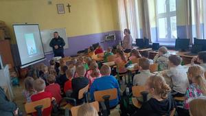 dzieci na spotkaniu z policjantem