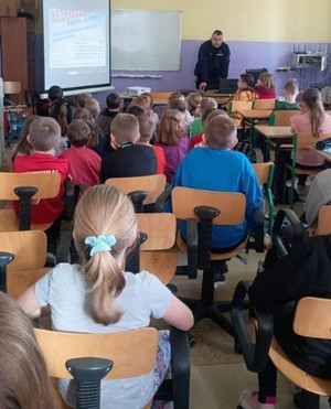 dzieci na spotkaniu z policjantem