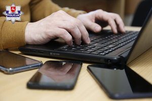 dłonie mężczyzny na klawiaturze komputera