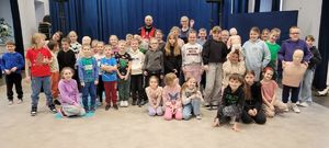 zajęcia dzieci z policjantami