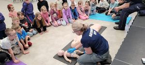 zajęcia dzieci z policjantami