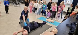 zajęcia dzieci z policjantami