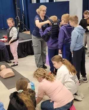 dzieci na spotkaniu z policjantami