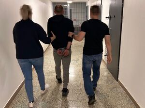 policjanci z zatrzymanym