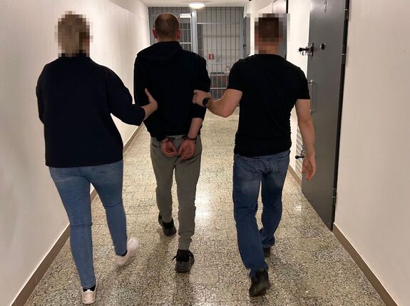 policjanci z zatrzymanym