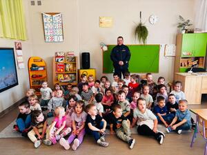 policjant na spotkaniu z przedszkolakami