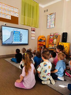 policjant na spotkaniu z przedszkolakami