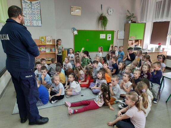 policjant na spotkaniu z dziećmi