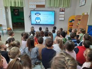 policjant na spotkaniu z dziećmi