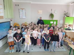 policjant na spotkaniu z dziećmi