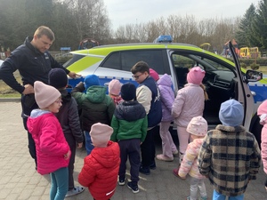 policjanci z dziećmi