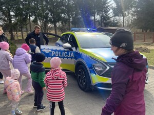 policjanci z dziećmi