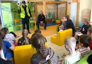 policjanci z dziećmi