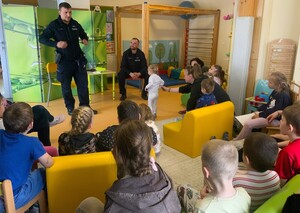 policjanci z dziećmi