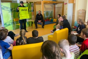 policjanci z dziećmi