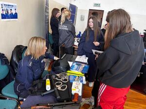 policjanci na targach pracy