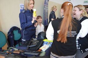 policjanci na targach pracy