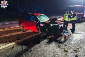 policjanci pracujący na miejscu wypadku drogowego