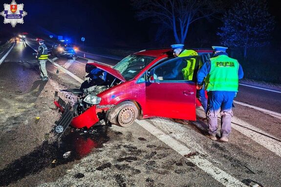 policjanci pracujący na miejscu wypadku drogowego